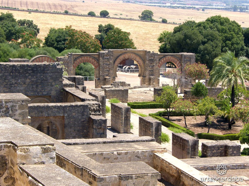 Arcadas del Gran Pórtico de Medina Azahara, parada clave de la visita guiada