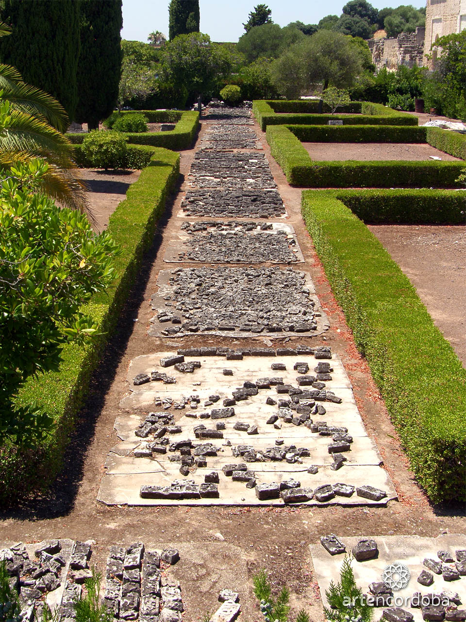 Andén y parterres del Jardín Alto de Medina Azahara